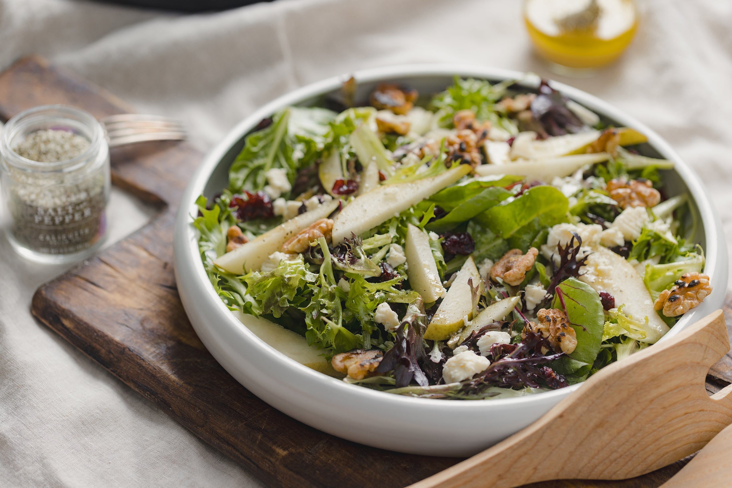 Mixed Winger Greens with Pears, Walnuts & Champagne Vinaigrette